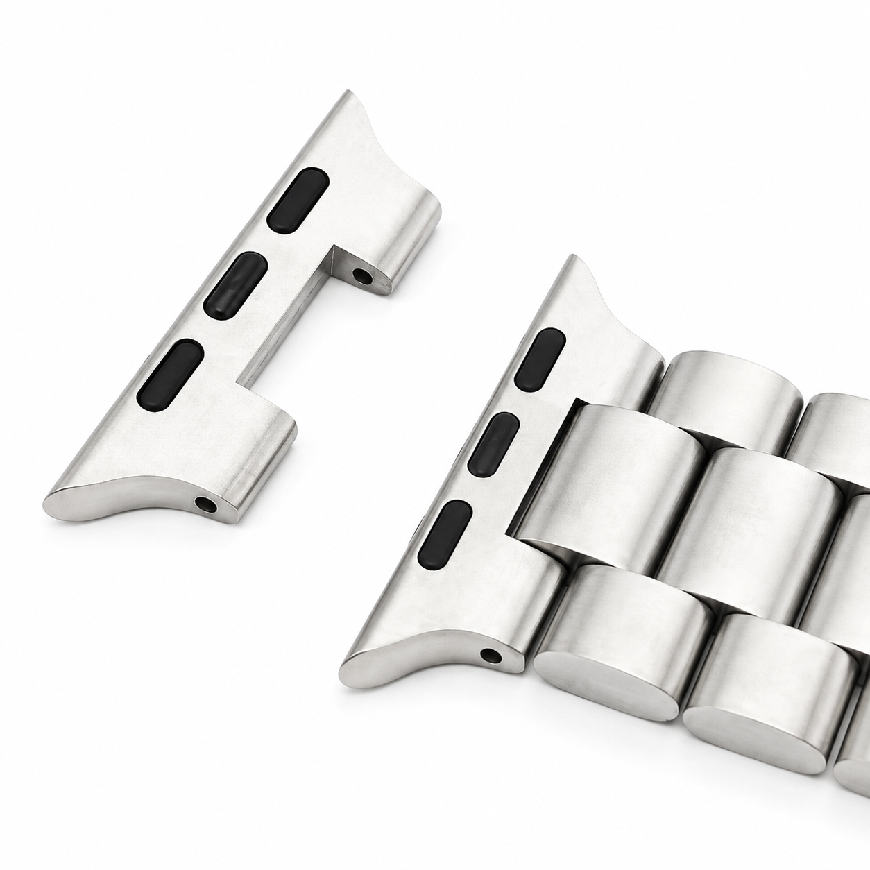 适用于苹果手表的钢带连接器 · 牛角款
Metal Bracelet Adapter — Horn Style, Compatible with Apple Watch — 应用示意与连接器特写
application illustration and connector close-up
